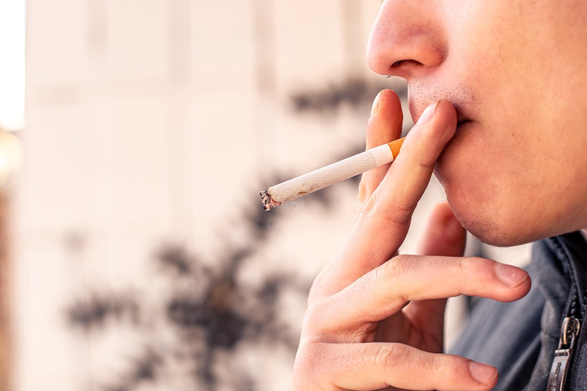 O uso de cigarros potencializa riscos em determinados grupos