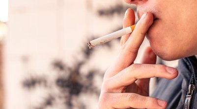 O uso de cigarros potencializa riscos em determinados grupos (Foto: Reprodução)
