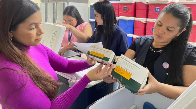 Para receber a vacina, basta apresentar documento de identificação no local de trabalho e, se possível, a caderneta de vacinação. (Foto: Ascom FMS)