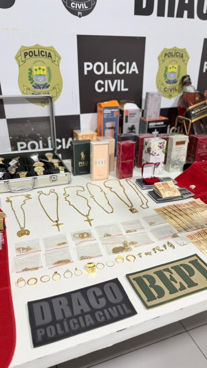 A ação resultou na prisão de três pessoas da mesma família, uma mulher de 42 anos, a filha e o companheiro, além da apreensão de entorpecentes.