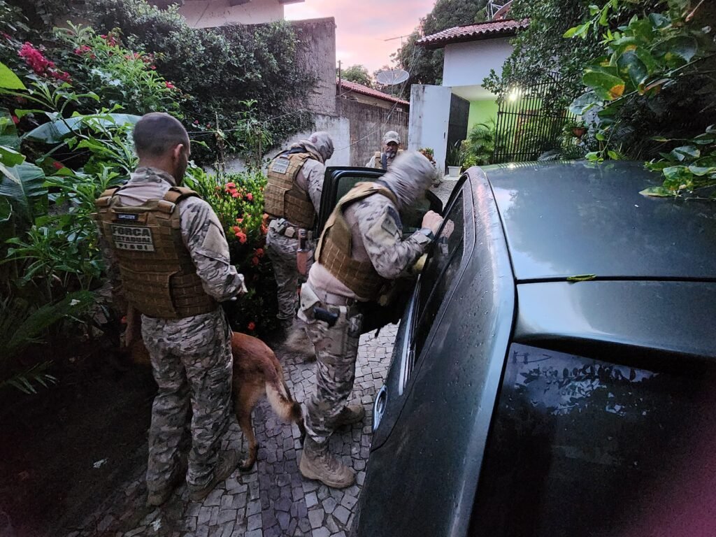 As investigações apontaram que os suspeitos utilizavam aplicativos de mensagens instantâneas e redes sociais, especialmente perfis vinculados a números de telefone no WhatsApp