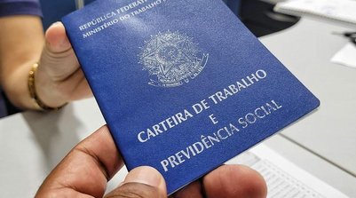 Carteira de trabalho (Foto: Jorge Júnior/Rede Amazônica)