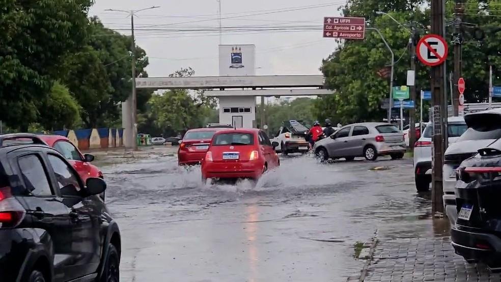 Ruas e avenidas de Teresina ficam alagadas após forte chuva