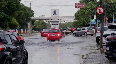 Ruas e avenidas de Teresina ficam alagadas após forte chuva (Foto: Reprodução)