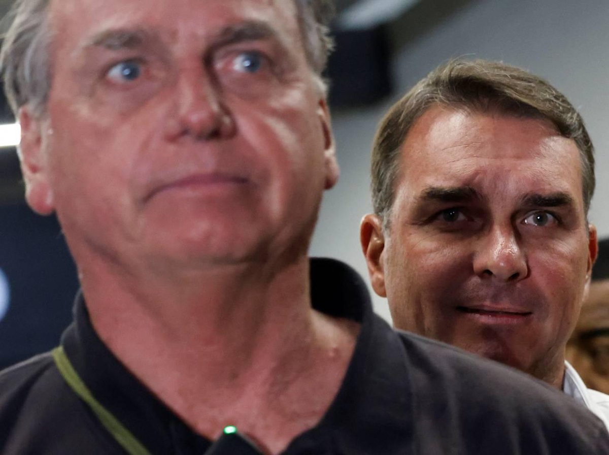 Senador Flávio Bolsonaro observa Jair Bolsonaro chegar ao Aeroporto Internacional de Brasília25/11/2024REUTERS/Adriano Machado
