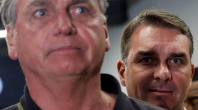 Senador Flávio Bolsonaro observa Jair Bolsonaro chegar ao Aeroporto Internacional de Brasília25/11/2024REUTERS/Adriano Machado (Foto: Divulgação / InfoMoney)