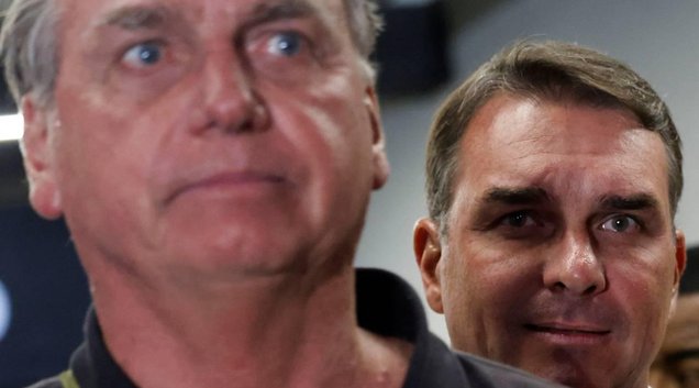 Senador Flávio Bolsonaro observa Jair Bolsonaro chegar ao Aeroporto Internacional de Brasília25/11/2024REUTERS/Adriano Machado (Foto: Divulgação / InfoMoney)