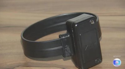 Tornozeleira eletrônica em cima de uma mesa (Foto: TV Globo/Reprodução)