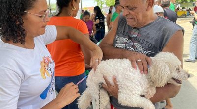 A Fundação Municipal de Saúde (FMS), por meio da Gerência de Zoonoses, realiza neste sábado, 25 de abril, a campanha de vacinação contra a raiva (Foto: Ascom FMS)