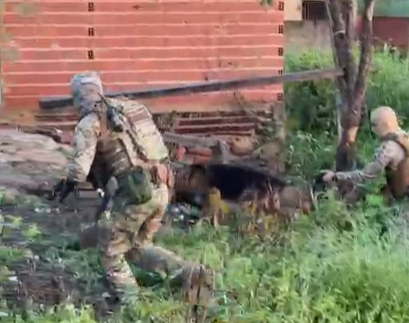 A operação resultou na prisão de quatro pessoas e na apreensão de entorpecentes e balanças de precisão.