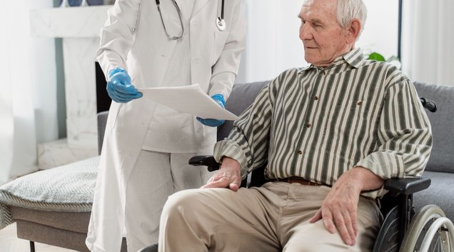 Acompanhamento médico regular, mesmo na ausência (Foto: Freepik)