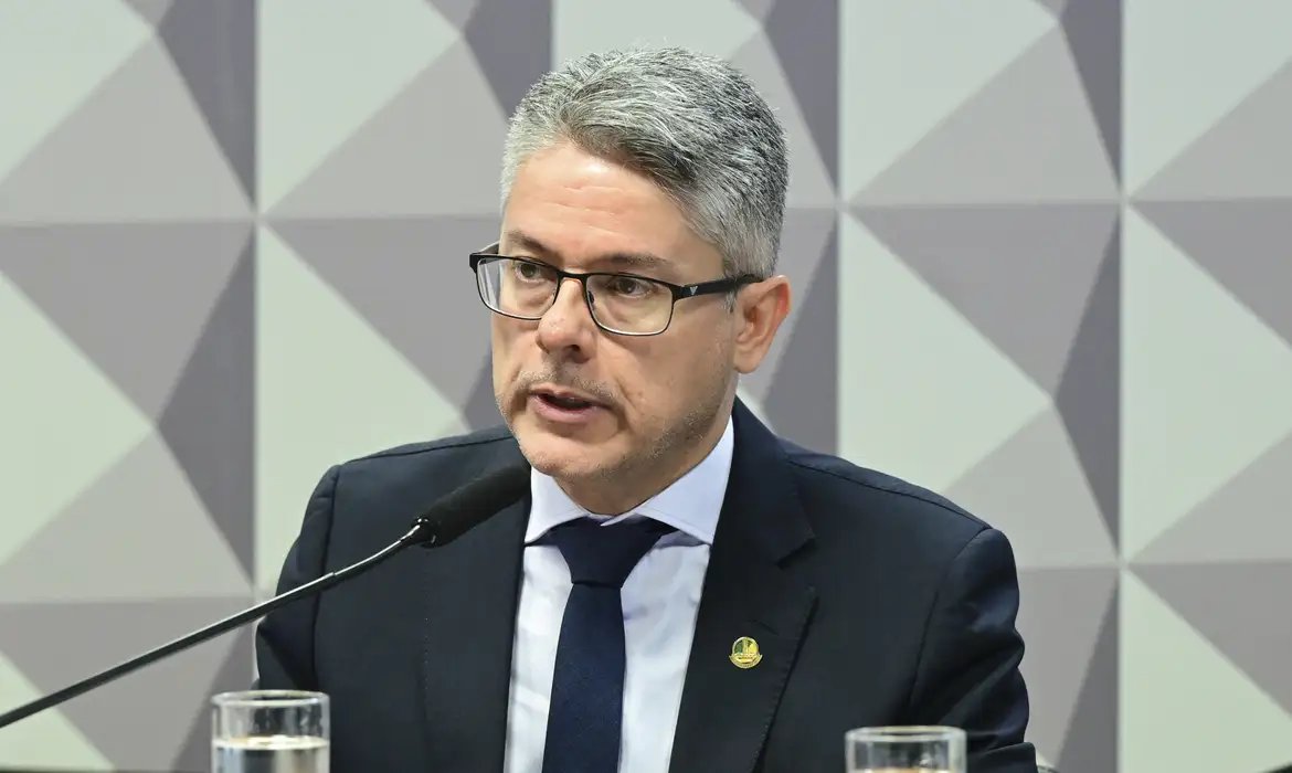 Alessandro Vieira considera decisão "desserviço para o Brasil"