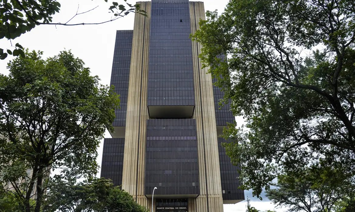 Apesar de guerra no Oriente Médio, Copom voltou a cortar juros