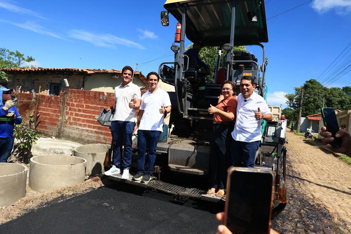 Deputado participou da entrega do calçamento de várias ruas dos municípios