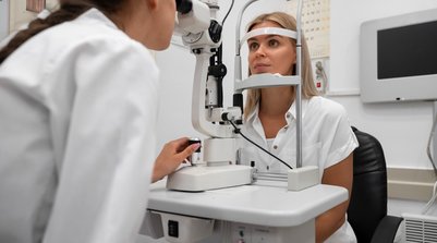 Evitar coçar os olhos; (Foto: Foto: Freepik)