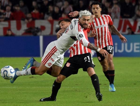 Flamengo empata com Estudiantes e perde Arrascaeta por lesão em jogo tenso