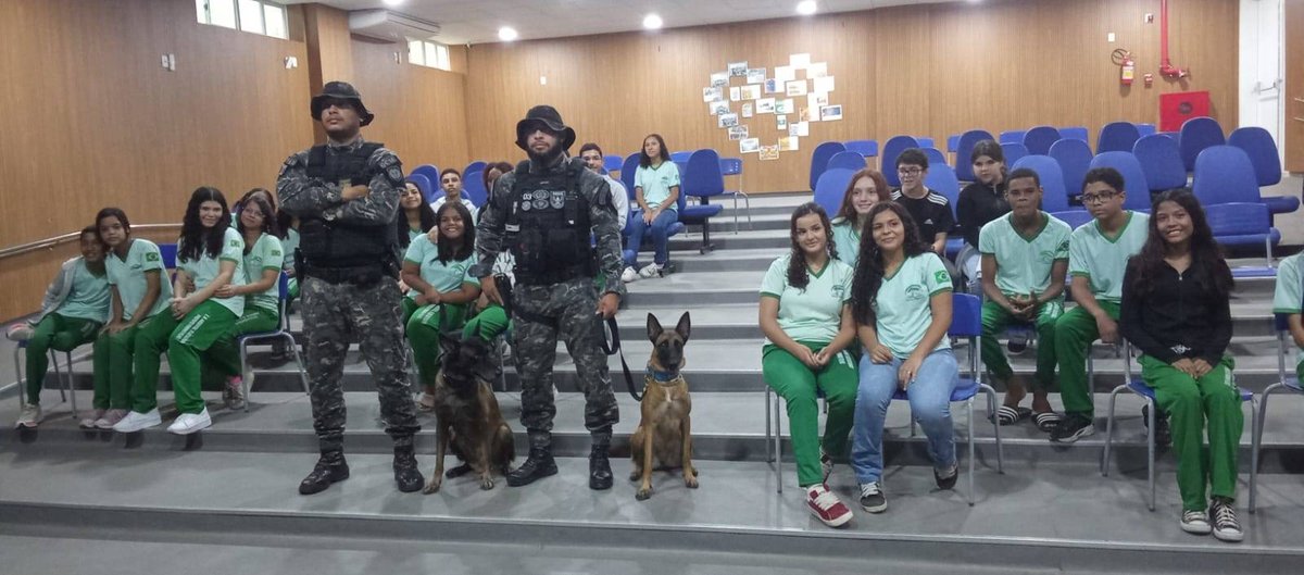 Grupamento de Operações com Cães palestra em escolas