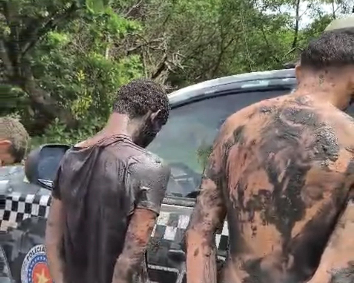 Informações preliminares apontam que os quatro homens também são suspeitos de participação em recentes homicídios ocorridos no município