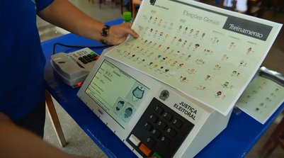 Atendimento pode ser feito nos cartórios eleitorais ou no site do TSE (Foto: JOSÉ CRUZ/AGÊNCIA BRASIL)