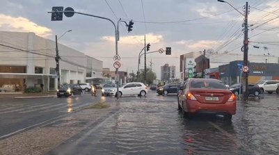 Chuva cobre ruas e avenidas da Zona Leste e Centro de Teresina (Foto: Peterson Patryck/TV Clube)