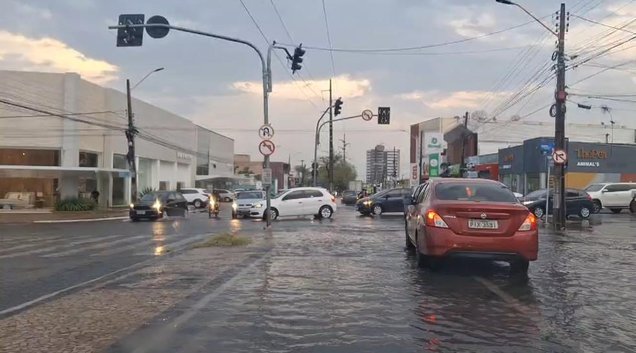 Chuva cobre ruas e avenidas da Zona Leste e Centro de Teresina (Foto: Peterson Patryck/TV Clube)