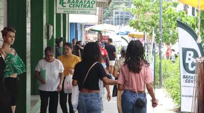 Consumidores contam com funcionamento estendido das lojas na véspera em toda Teresina (Foto: Reprodução)