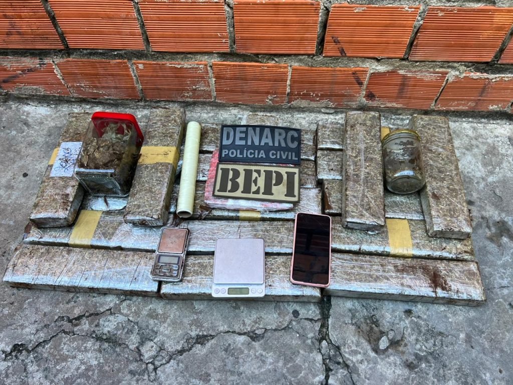 Durante as diligências, os policiais encontraram os entorpecentes acondicionados dentro de uma caixa na cozinha