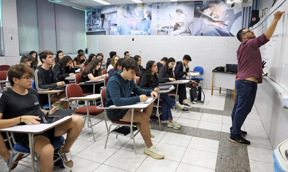 Ela pode ser feita pelos canais digitais do BB e da Caixa