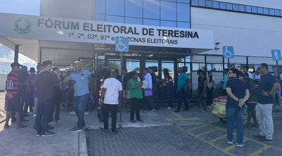 Eleitores enfrentam longas filas nos últimos dias para regularizar título no Piauí (Foto: Eduarda Barradas/g1)