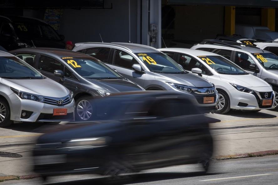 Loja de automóveis seminovos e usados na Estrada Intendente Magalhães, no Rio