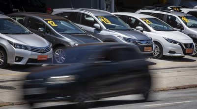 Loja de automóveis seminovos e usados na Estrada Intendente Magalhães, no Rio (Foto: Guito Moreto - Agência O Globo)