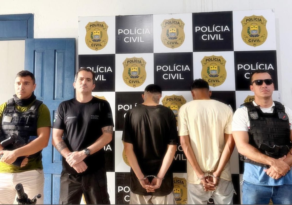 No momento da prisão, os policiais apreenderam uma espingarda artesanal, munições e recipientes contendo esferas de chumbo.