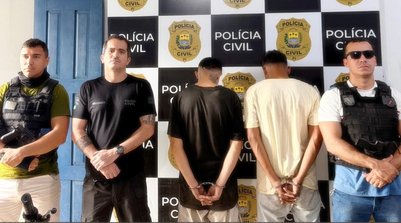 No momento da prisão, os policiais apreenderam uma espingarda artesanal, munições e recipientes contendo esferas de chumbo. (Foto: Ascom SSP-PI)