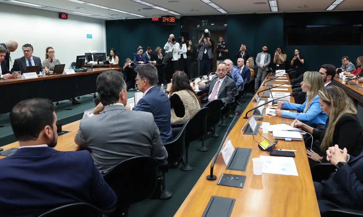 Nova reunião para debater proposta foi marcada para esta quarta (27)