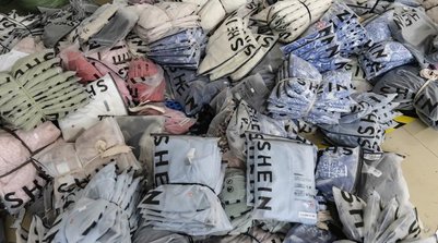 O termo “taxa das blusinhas” é usado para se referir ao programa Remessa Conforme, criado para viabilizar a cobrança do Imposto de Importação de 20% sobre compras internacionais de até US$ 50 (Foto: Qilai Shen/The New York Times)