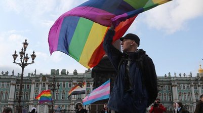 Um participante agita uma bandeira do arco-íris durante o comício da comunidade LGBT no centro de São Petersburgo, na Rússia, em 3 de agosto de 2019 (Foto: REUTERS/Anton Vaganov)