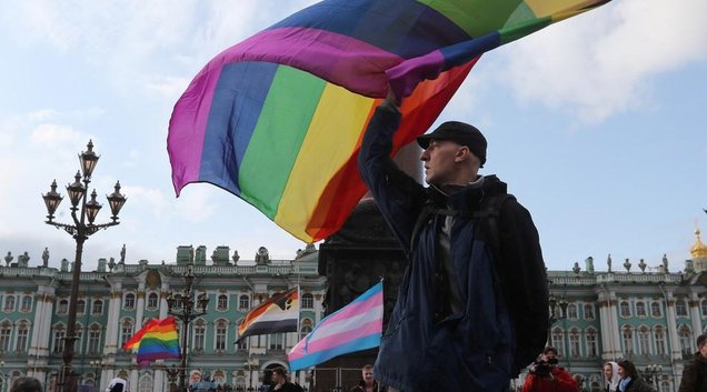 Um participante agita uma bandeira do arco-íris durante o comício da comunidade LGBT no centro de São Petersburgo, na Rússia, em 3 de agosto de 2019 (Foto: REUTERS/Anton Vaganov)