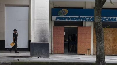 Agência do INSS, no Centro do Rio: Justiça vai decidir quando começa a contagem dos valores atrasados, em casos de ações contra o instituto (Foto: Márcia Foletto/Agência O Globo)
