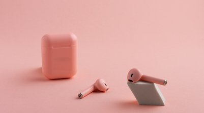 Dispositivos como fones intra-auriculares, (Foto: Reprodução)