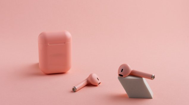 Dispositivos como fones intra-auriculares, (Foto: Reprodução)