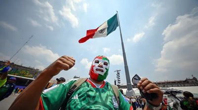 México: torcedores vibraram com a classificação antecipada para a segunda fase da Copa do Mundo (Foto: Alfredo ESTRELLA / AFP)