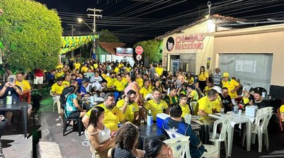 'Rua da Copa': vizinhos acompanham jogos juntos há 20 anos em Teresina; decoração diferente a cada partida (Foto: Aric Lages/g1)