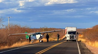 Avião monomotor faz pouso forçado em rodovia no interior do PI após pane elétrica (Foto: Cidades na Net)