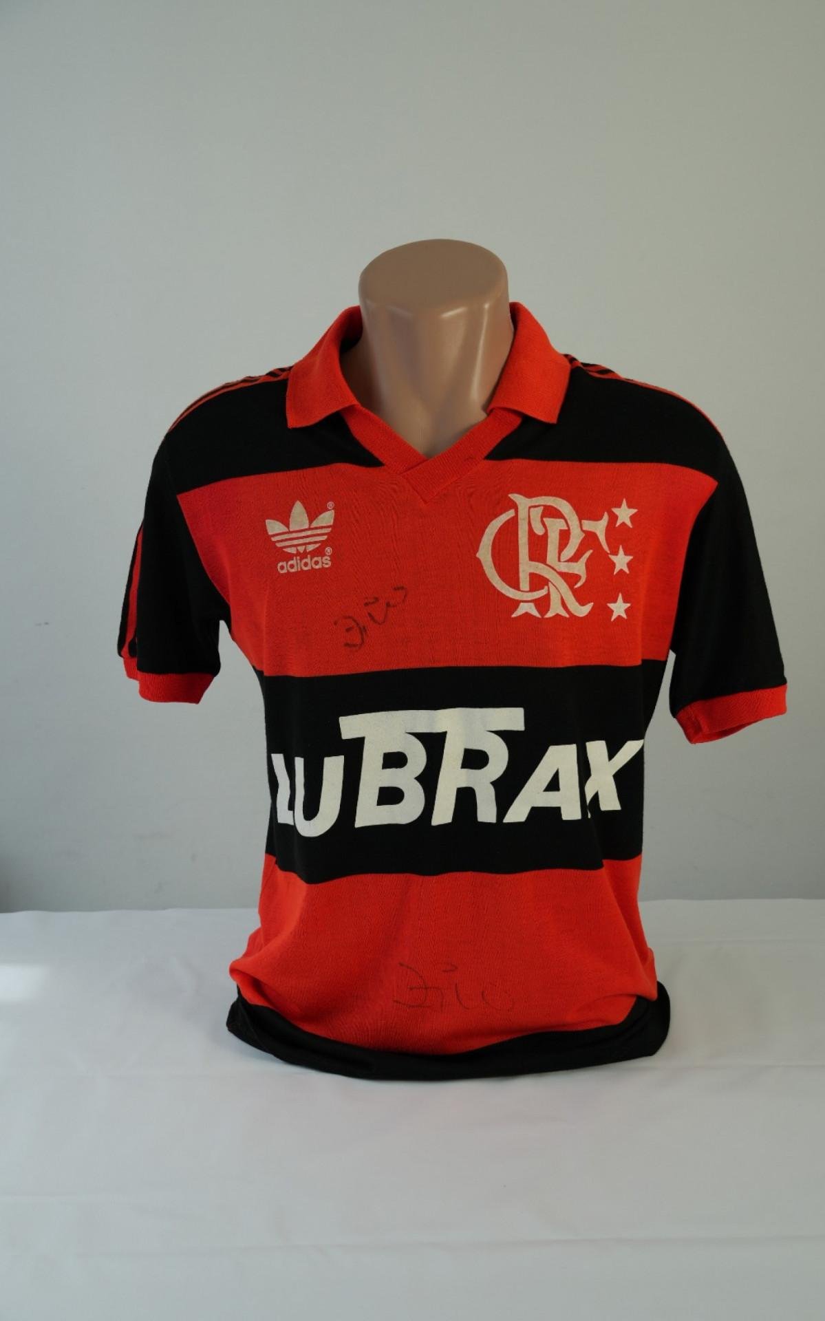 Camisa do Zico usada no último jogo oficial pelo Flamengo, um FlaFlu de 1989, que tinha patrocínio da Lubrax