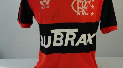 Camisa do Zico usada no último jogo oficial pelo Flamengo, um FlaFlu de 1989, que tinha patrocínio da Lubrax (Foto: Divulgação)