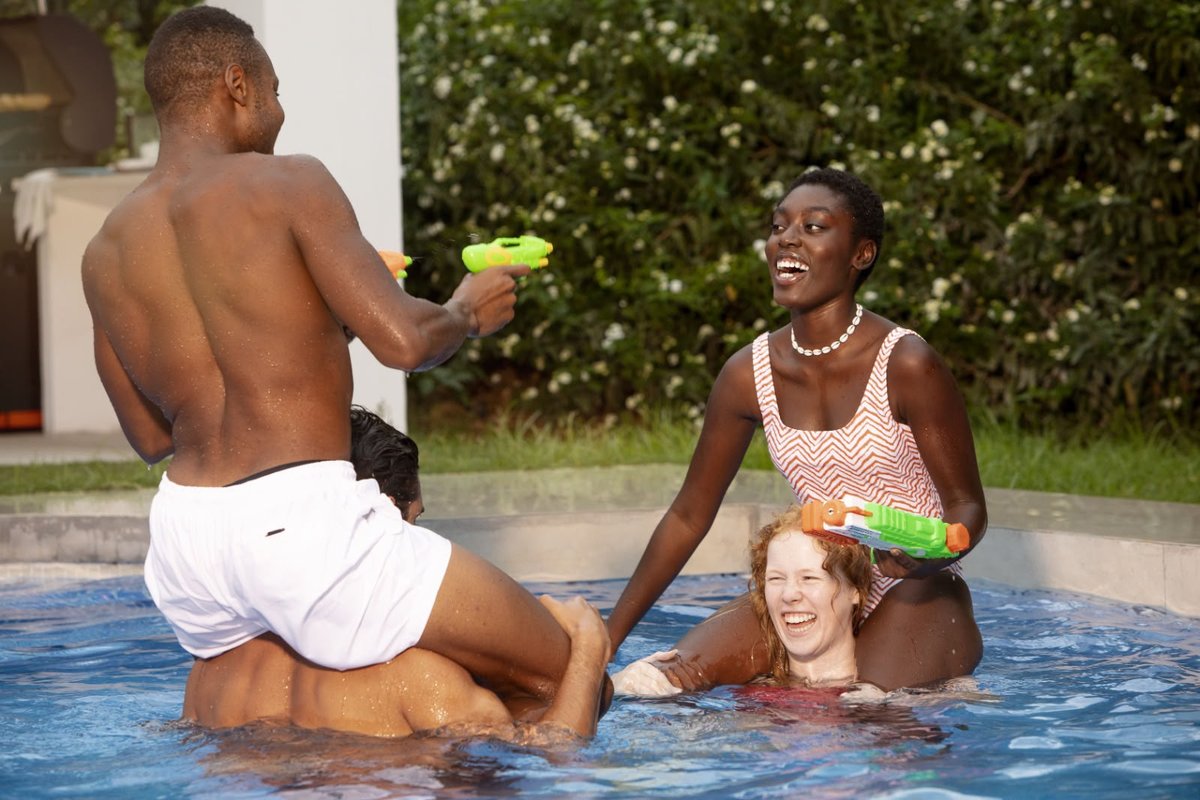 Especialista orienta cuidados para prevenir otites durante banhos de piscina e mar