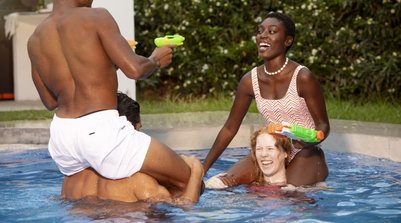 Especialista orienta cuidados para prevenir otites durante banhos de piscina e mar (Foto: Reprodução)