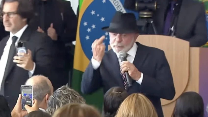 Lula dando dedo do meio.