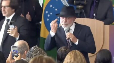 Lula dando dedo do meio. (Foto: Divulgação)