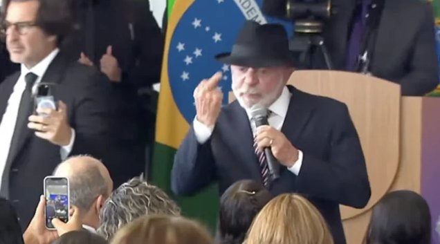 Lula dando dedo do meio. (Foto: Divulgação)